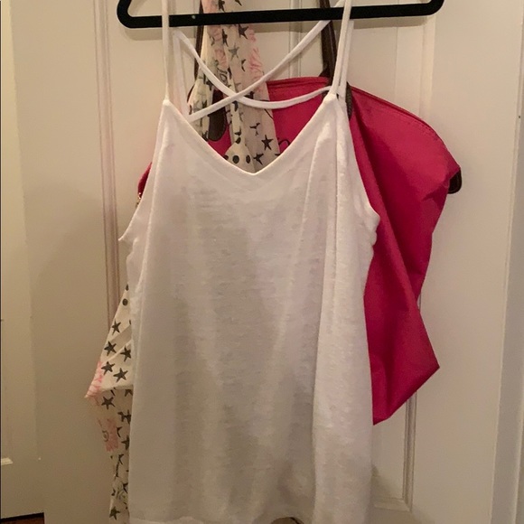 Basic white tank - Picture 1 of 1